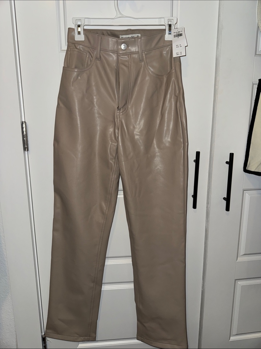 Abercrombie Curve Love The 90s Straight Ultra High Rise - Vegan Leather, Size 26